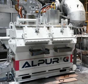 ALPUR® G3 cc Line degasser for continuous casting showing two sealed opening hatches to allow safe access to the melt for dedrossing and cleaning operations during casting (without removal of the lid)