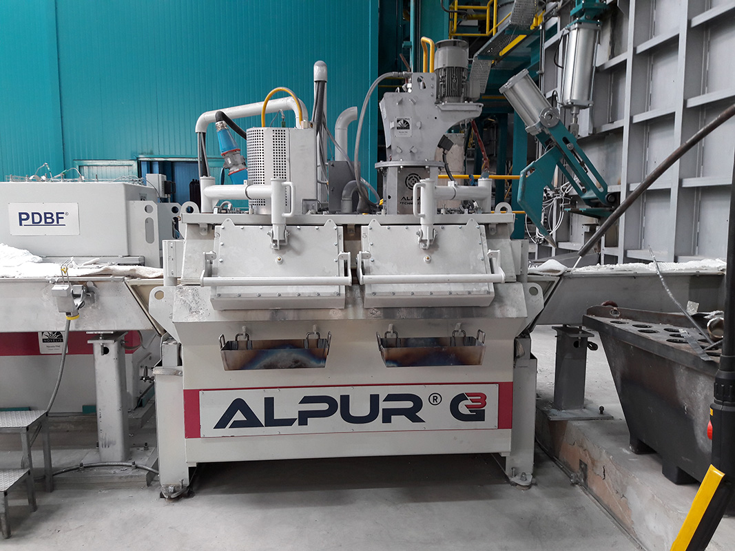 ALPUR® G3 cc Line degasser for continuous aluminium casting showing two sealed opening hatches to allow safe access to the melt for dedrossing and cleaning operations during casting (without removal of the lid)